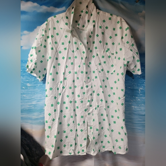 TIPSY ELVES NWOT MENS BUTTON DOWN SHORT SLEEVE SHIRT SIZE XL‎ ☘️ SHAMROCKS - Picture 1 of 5